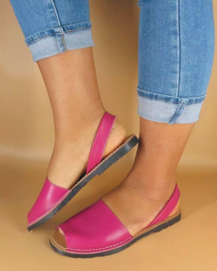 Menorquinas Fucsia Piel - Hechas en España Menorquinas, abarcas, ibicencas, mallorquinas... Como quiera que las llames, estas sandalias son el punto de partida de cada look veraniego. Fabricadas en España con cuero genuino y suela antideslizante. Practicas