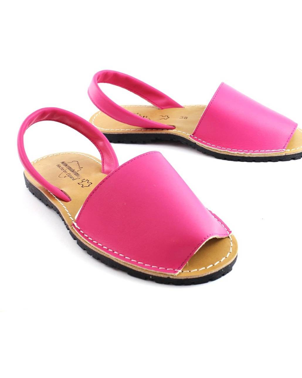 Menorquinas Fucsia Piel - Hechas en EspañaMenorquinas, abarcas, ibicencas, mallorquinas... Como quiera que las llames, estas sandalias son el punto de partida de cada look veraniego. Fabricadas en España con cuero genuino y suela antideslizante. Practicas