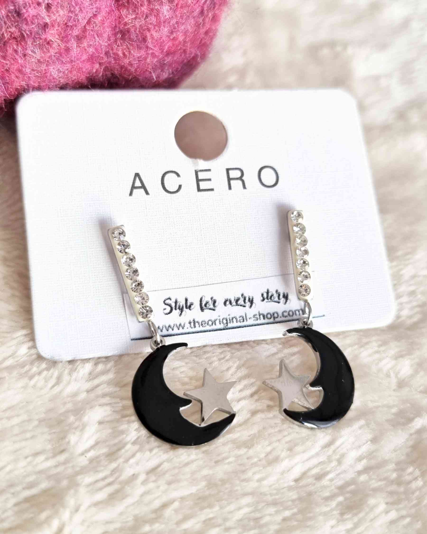 Pendientes Black NightEstos pendientes colgantes Luna Noche son una combinación perfecta de elegancia y estilo. Hechos con acero de calidad superior, estos pendientes se caracterizan por sus hermosos diseños de luna y estrella, adornados con brillos delic