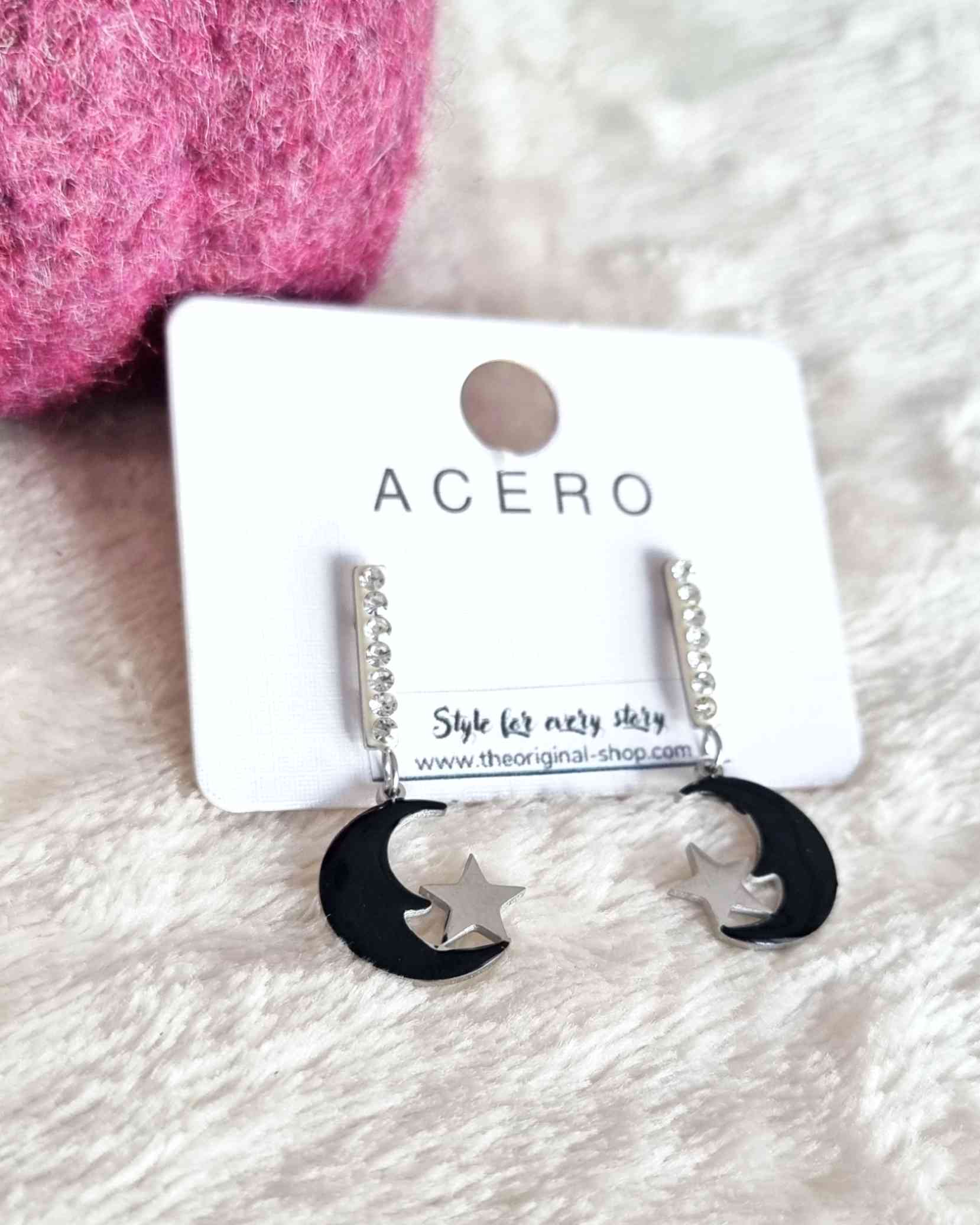 Pendientes Black NightEstos pendientes colgantes Luna Noche son una combinación perfecta de elegancia y estilo. Hechos con acero de calidad superior, estos pendientes se caracterizan por sus hermosos diseños de luna y estrella, adornados con brillos delic