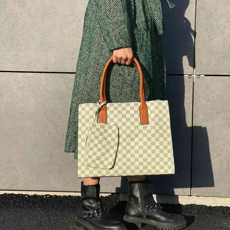 Bolso Set MonogramaBolso Monogram Nápoles Envió: Envió a Suiza 3/7 días Envió a Europa 5/9 días según país. Este set de bolsos de eco piel con diseño de lujo monograma incluye 4 bolsos: 1 bolso de mano, 1 bolso hombro pequeño, 1 bolso de hombro mediano y