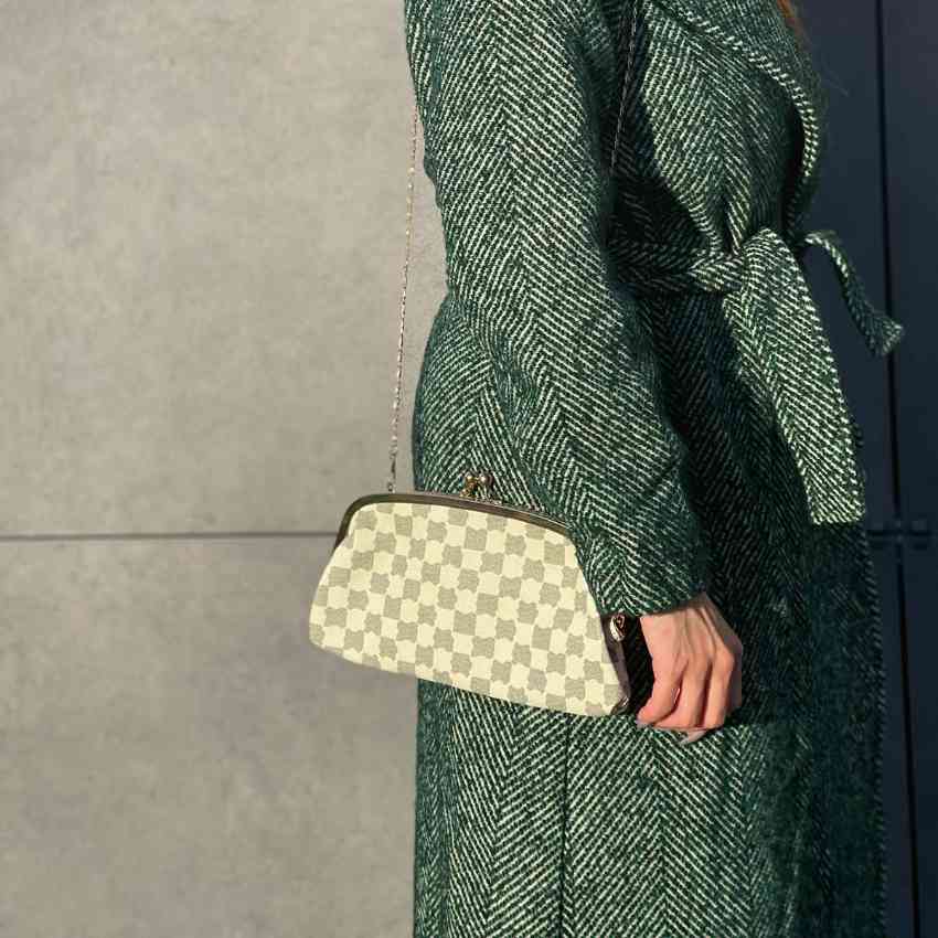 Bolso Set MonogramaBolso Monogram Nápoles Envió: Envió a Suiza 3/7 días Envió a Europa 5/9 días según país. Este set de bolsos de eco piel con diseño de lujo monograma incluye 4 bolsos: 1 bolso de mano, 1 bolso hombro pequeño, 1 bolso de hombro mediano y