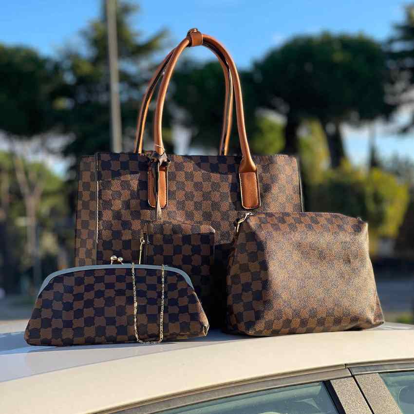 Bolso Set MonogramaBolso Monogram Nápoles Envió: Envió a Suiza 3/7 días Envió a Europa 5/9 días según país. Este set de bolsos de eco piel con diseño de lujo monograma incluye 4 bolsos: 1 bolso de mano, 1 bolso hombro pequeño, 1 bolso de hombro mediano y