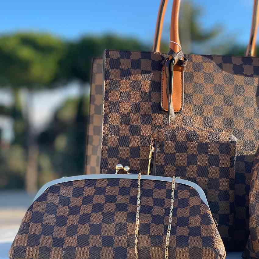 Bolso Set MonogramaBolso Monogram Nápoles Envió: Envió a Suiza 3/7 días Envió a Europa 5/9 días según país. Este set de bolsos de eco piel con diseño de lujo monograma incluye 4 bolsos: 1 bolso de mano, 1 bolso hombro pequeño, 1 bolso de hombro mediano y