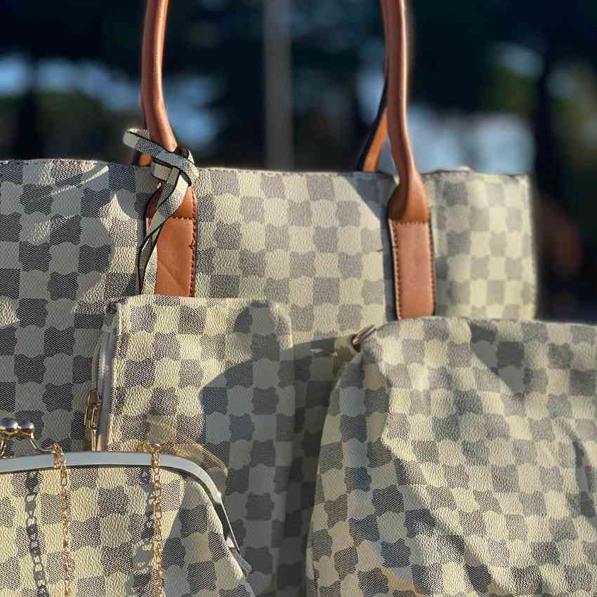 Bolso Set MonogramaBolso Monogram Nápoles Envió: Envió a Suiza 3/7 días Envió a Europa 5/9 días según país. Este set de bolsos de eco piel con diseño de lujo monograma incluye 4 bolsos: 1 bolso de mano, 1 bolso hombro pequeño, 1 bolso de hombro mediano y