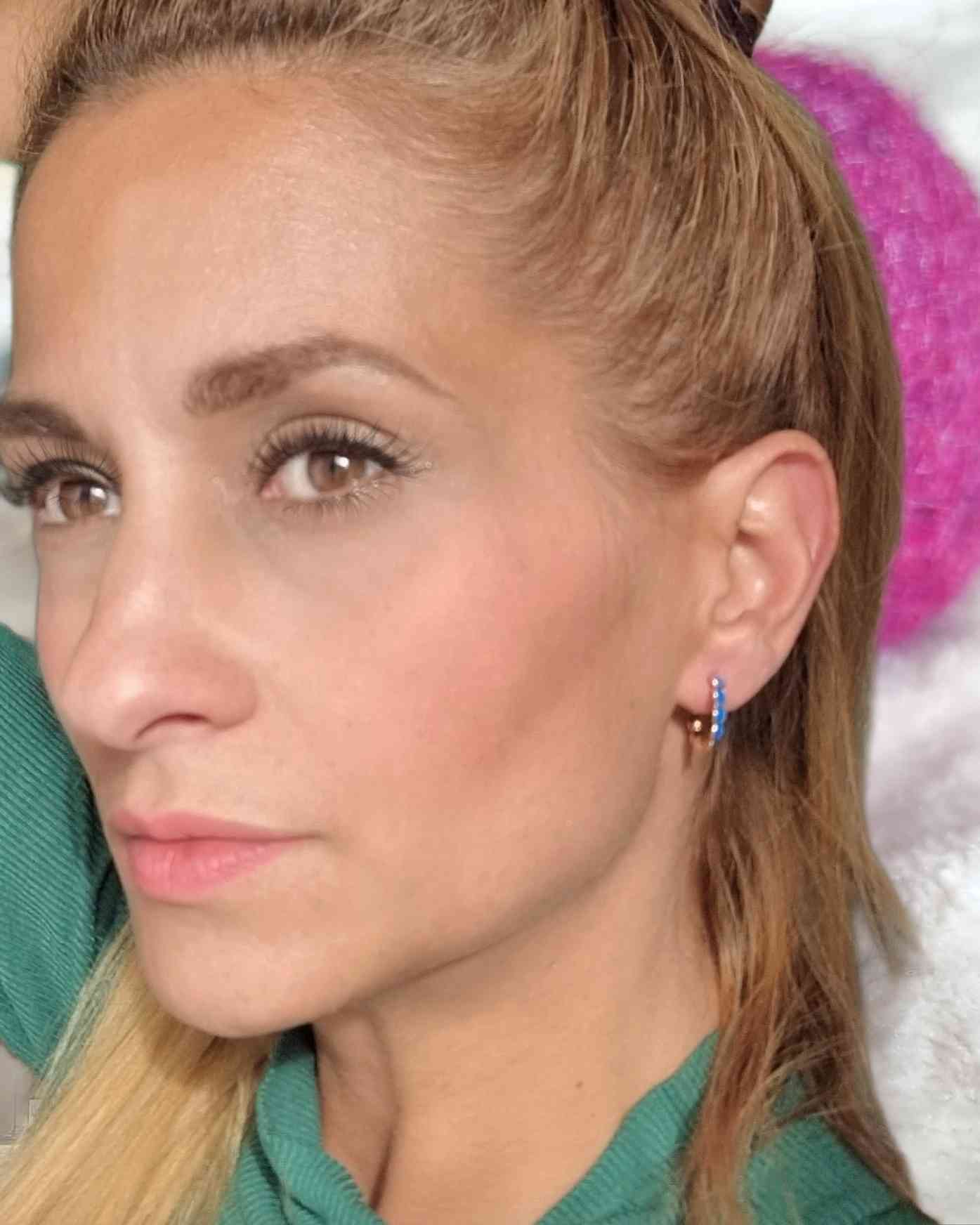 Pendientes Diseño Vaud AzulDescubre los Pendientes Diseño Vaud azul ! Estos impresionantes y únicos pendientes hechos de acero tienen un diseño aro inigualable, con un color verde y dorado que destaca en cualquier situación. Añádelos a tu look y destaca c