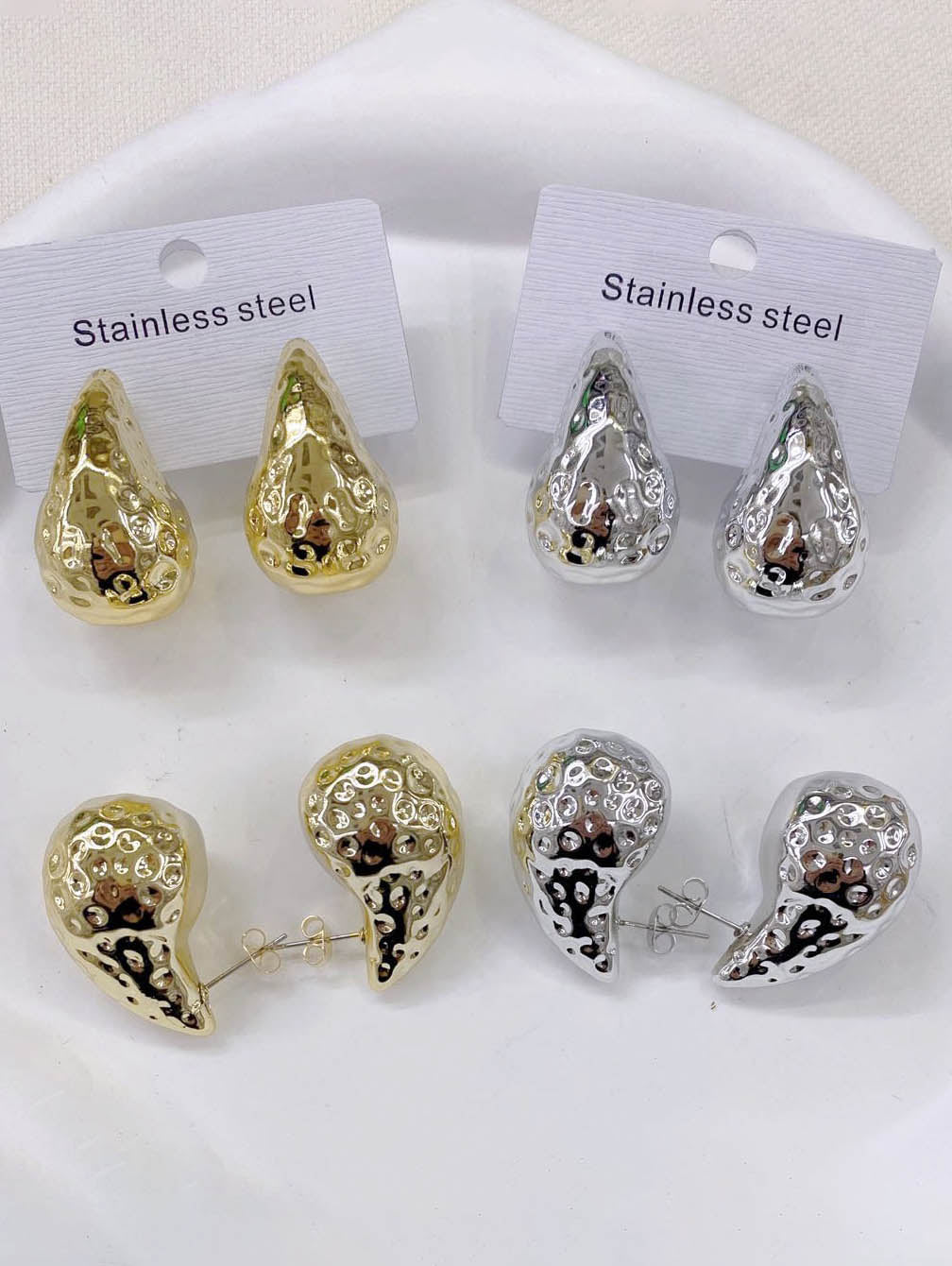 Pendientes Gota TendenciaPendientes gota tendencia Maravillosos pendientes en tendencia con forma de gota. Brillo espectacular en plateado Acero inoxidable Envío: Suiza 2/4 días Europa 5/9 días