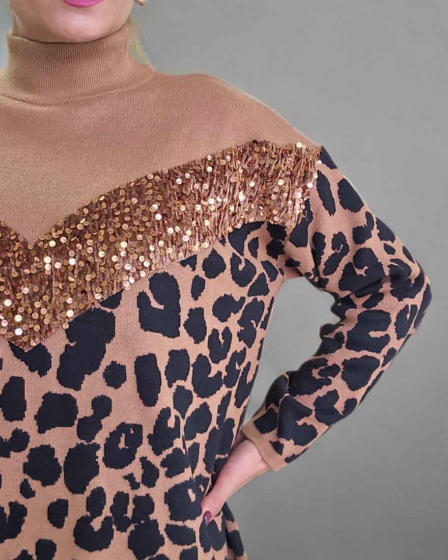 Vestido Leopardo Pailletten CamelVestido leopardo de cuello semi alto y manga larga en animal print con detalle de tira de lentejuelas Talla única. Composición: 60% Viscosa, 30% Poliamida, 10% Elastano. Medidas: Sisa 56cm; Largo 76cm Diametro pecho hasta