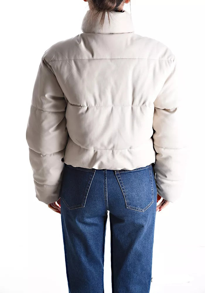 Abrigo Acolchado Efecto CueroEste Abrigo Acolchado Efecto Cuero es perfecto para los días más fríos. Estilo bomber acolchado con cuello alto para mantenerte caliente. Está hecho con material impermeable para mantenerte completamente seco. Los bolsillos de