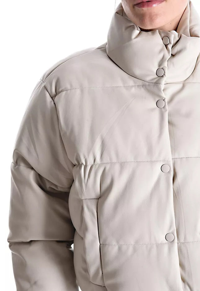 Abrigo Acolchado Efecto CueroEste Abrigo Acolchado Efecto Cuero es perfecto para los días más fríos. Estilo bomber acolchado con cuello alto para mantenerte caliente. Está hecho con material impermeable para mantenerte completamente seco. Los bolsillos de