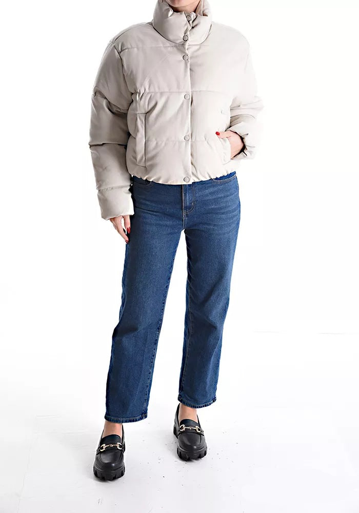 Abrigo Acolchado Efecto CueroEste Abrigo Acolchado Efecto Cuero es perfecto para los días más fríos. Estilo bomber acolchado con cuello alto para mantenerte caliente. Está hecho con material impermeable para mantenerte completamente seco. Los bolsillos de