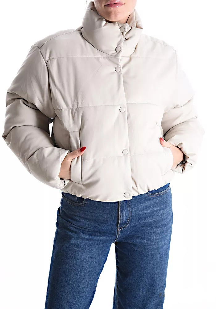 Abrigo Acolchado Efecto CueroEste Abrigo Acolchado Efecto Cuero es perfecto para los días más fríos. Estilo bomber acolchado con cuello alto para mantenerte caliente. Está hecho con material impermeable para mantenerte completamente seco. Los bolsillos de