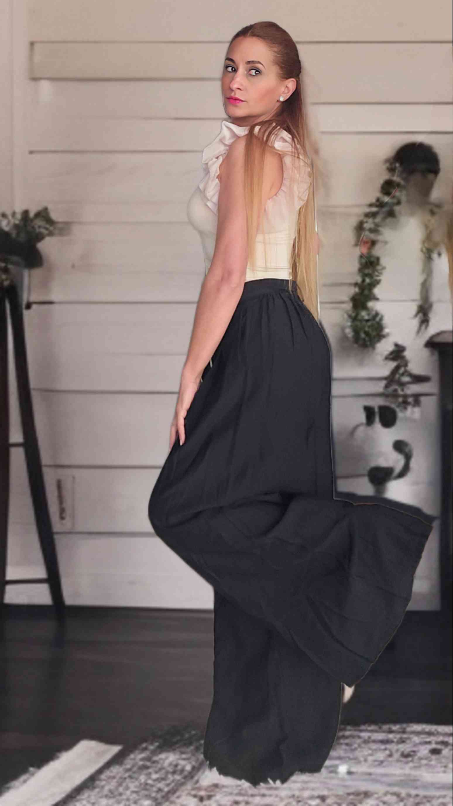 Pantalón Palazzo NegroPantalón Palazzo Viscosa Si te gusta la comodidad para cada día, este es el pantalón indicado. Tan ligero y fresco que se convertirá en tu segunda piel para los días mas calurosos. El pantalón palazzo esta fabricado en Italia y aunqu