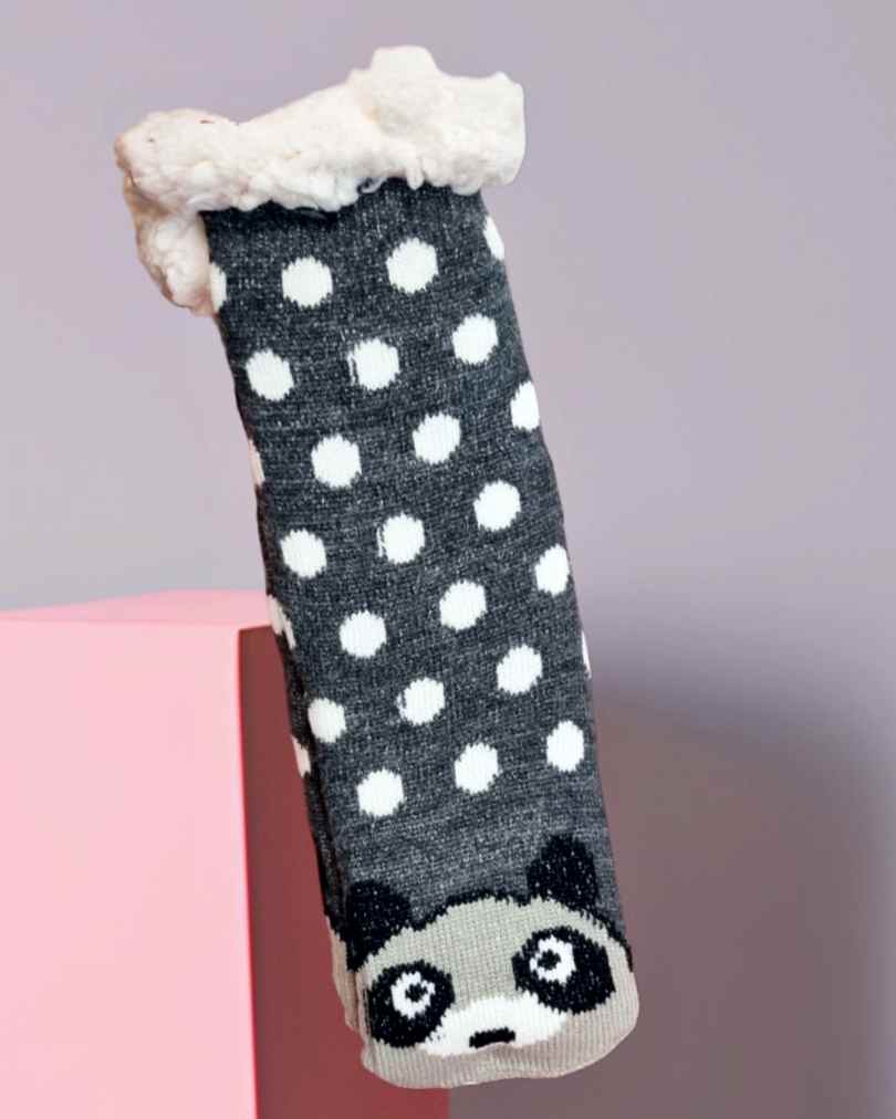 Calcetines Antideslizantes Panda Lunar¿Has pensado ya en el regalo perfecto esta navidad? Nuestros calcetines antideslizantes de osito panda son la mejor opción! Calientes y forrados al interior, ofrecen comodidad y seguridad. Y si los compras ahora, reci