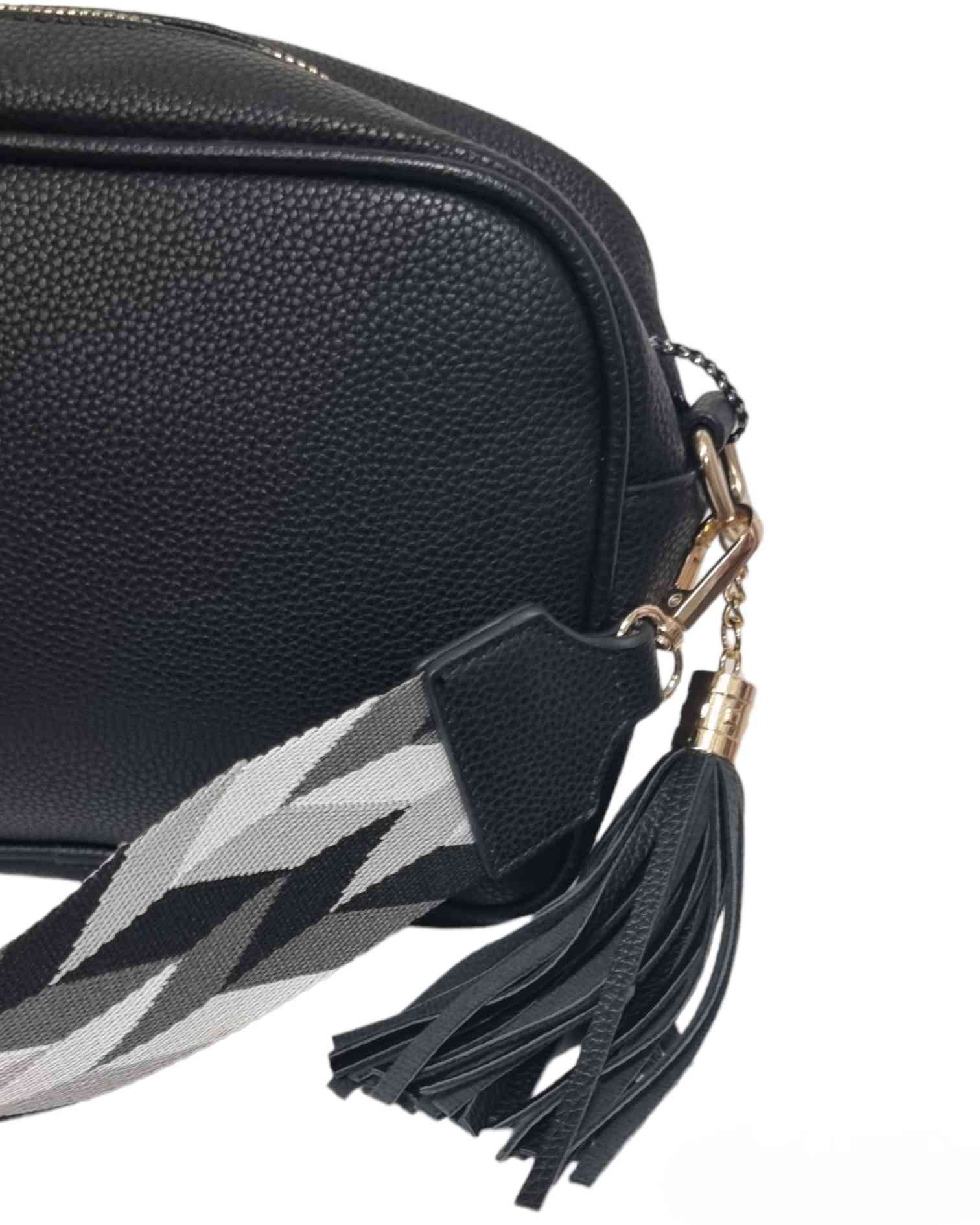 Bolso eco piel Milan¡El Bolso eco piel Milan es tu compañero perfecto para tus aventuras diarias! Está hecho de eco piel con una moderna correa intercambiable, en un diseño estampado que combina tonos blancos, grises y negros. El Bolso eco piel Milan es p