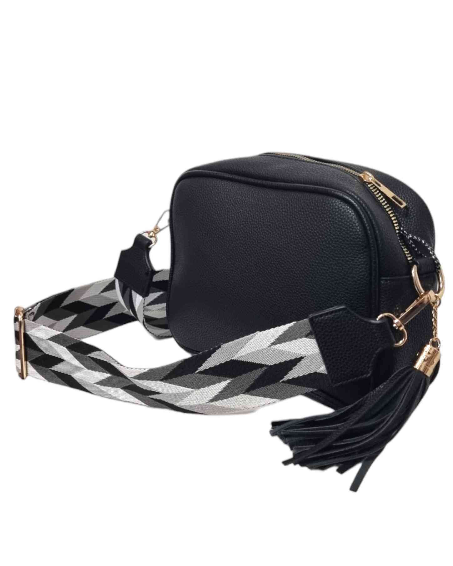 Bolso eco piel Milan¡El Bolso eco piel Milan es tu compañero perfecto para tus aventuras diarias! Está hecho de eco piel con una moderna correa intercambiable, en un diseño estampado que combina tonos blancos, grises y negros. El Bolso eco piel Milan es p