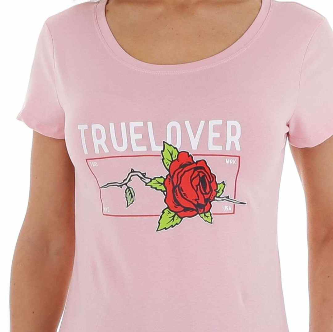 T-Shirt True Lover Algodón"Enamórate de nuestra camiseta de algodón estilo fit. Con manga corta y un suave tejido de algodón, te sentirás cómodo y a la moda al mismo tiempo. Perfecta para mostrar tu amor por la moda y tu amor verdadero. ¡Descubre por qué