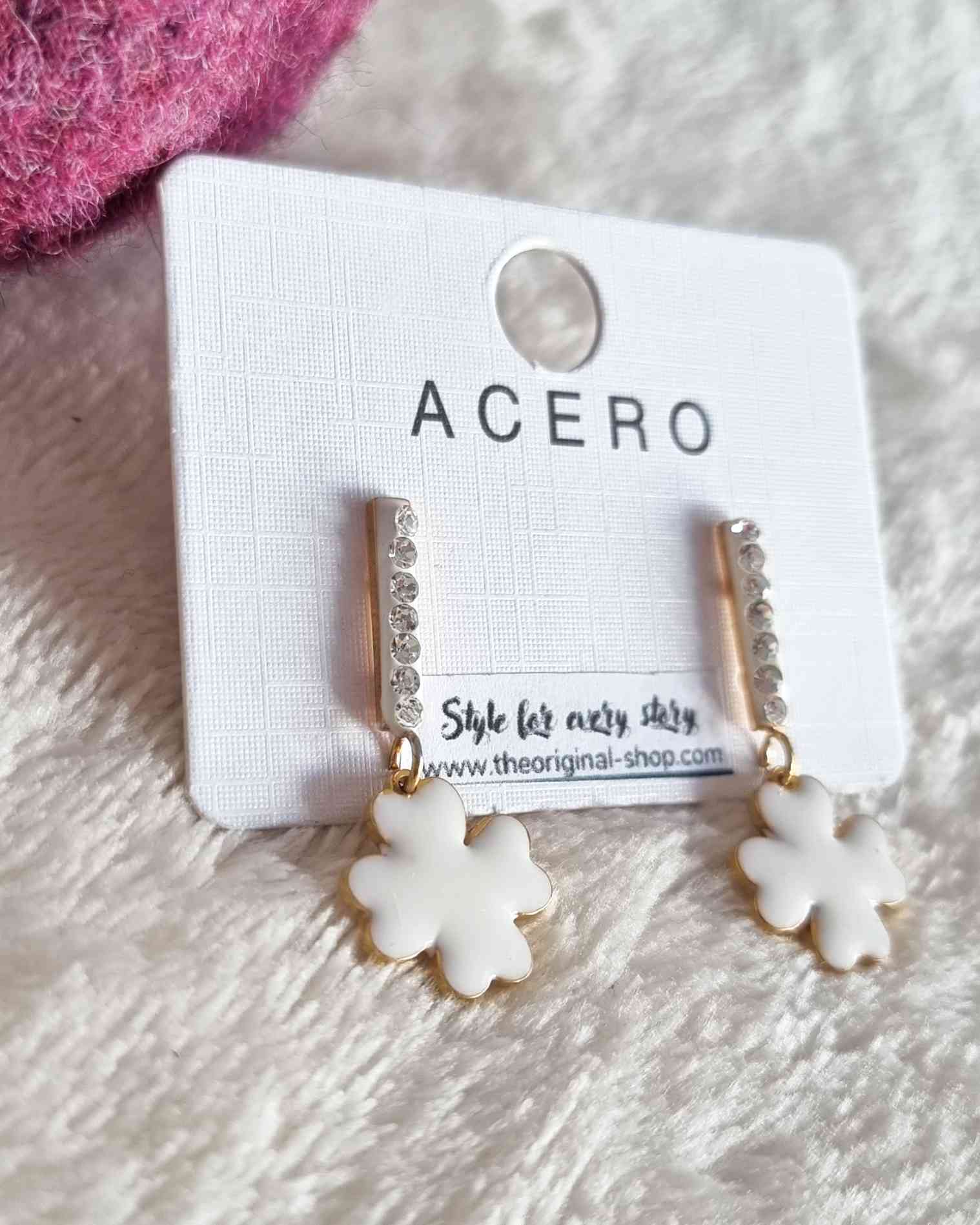 Pendientes Suerte BlancosDiseñados para sorprender, nuestros pendientes Suerte Blancos están fabricados con acero de alta calidad y están adornados con una hermosa hoja de trébol blanca y delicados brillantes. ¡La suerte está de tu lado con estos pendient
