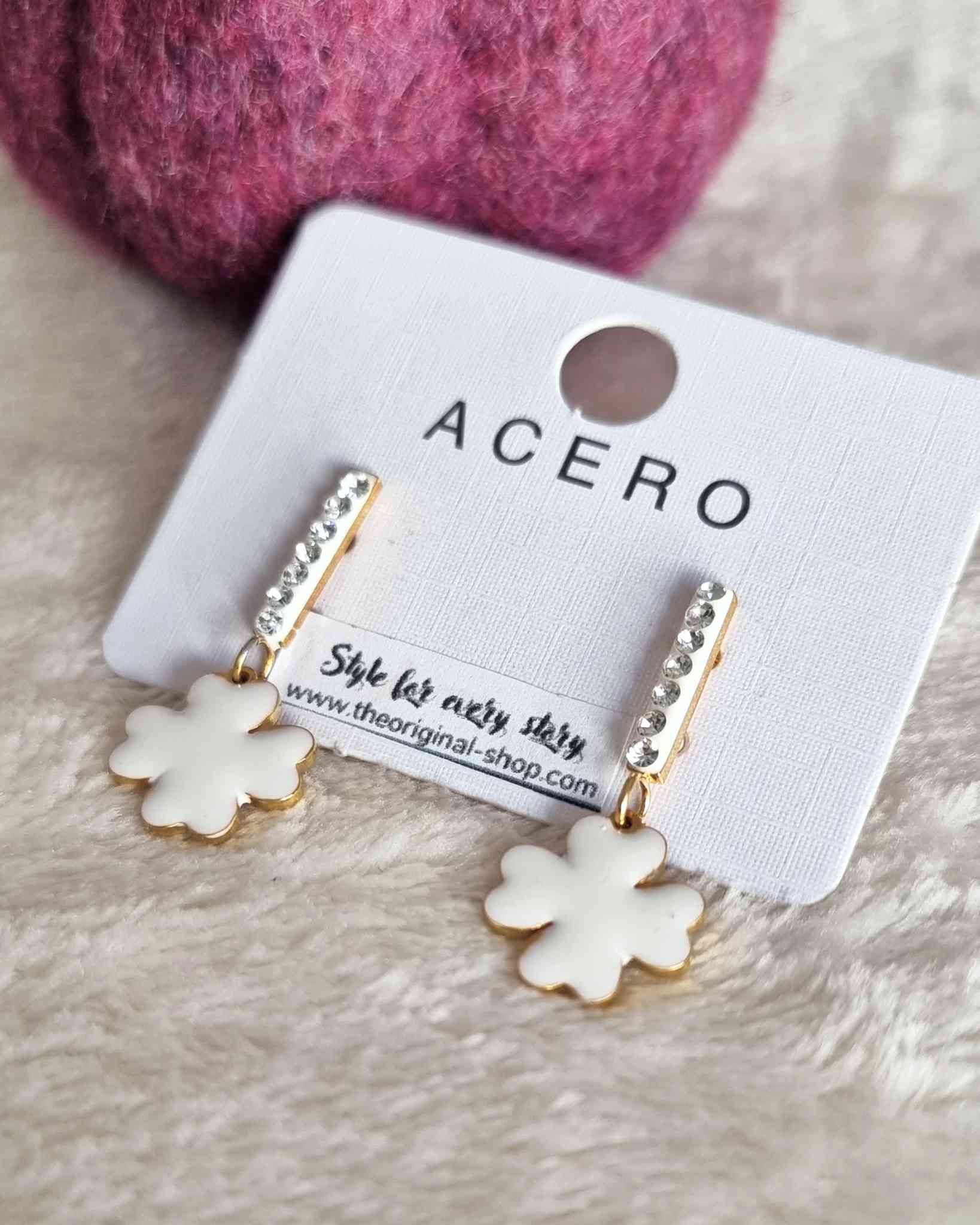 Pendientes Suerte BlancosDiseñados para sorprender, nuestros pendientes Suerte Blancos están fabricados con acero de alta calidad y están adornados con una hermosa hoja de trébol blanca y delicados brillantes. ¡La suerte está de tu lado con estos pendient