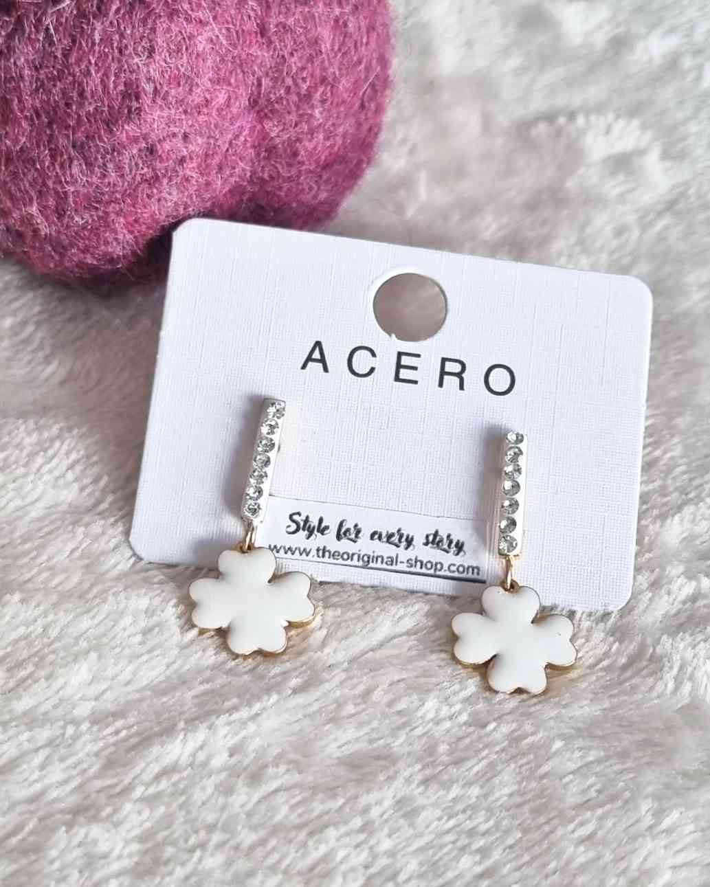 Pendientes Suerte BlancosDiseñados para sorprender, nuestros pendientes Suerte Blancos están fabricados con acero de alta calidad y están adornados con una hermosa hoja de trébol blanca y delicados brillantes. ¡La suerte está de tu lado con estos pendient