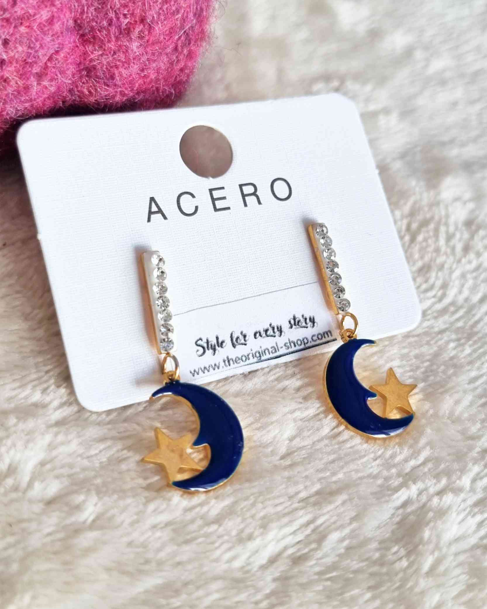 Pendientes Luna NocheEstos pendientes colgantes Luna Noche son una combinación perfecta de elegancia y estilo. Hechos con acero de calidad superior, estos pendientes se caracterizan por sus hermosos diseños de luna y estrella, adornados con brillos delica
