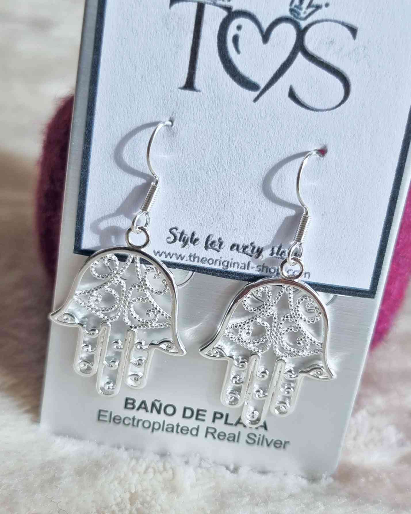 Pendientes Energie Colgantes¡Ensalza tu estilo con los Pendientes Energie Colgantes! Su colgante de mano hamsa o mano de Fatima otorgan un efecto único y refinado. Estos lindos pendientes te protegerán y harán lucir fabulosa con cualquier atuendo. ¡Adorna