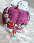 Pulsera Esencia RosesOrganiza tu look con esta preciosa Pulsera Esencia Roja, que destaca por sus tonos brillantes y sus colgantes decorativos. Diseñada para proporcionar a tu look un toque de sofisticación, tu estilo se volverá aún más único. ¡Inclina la