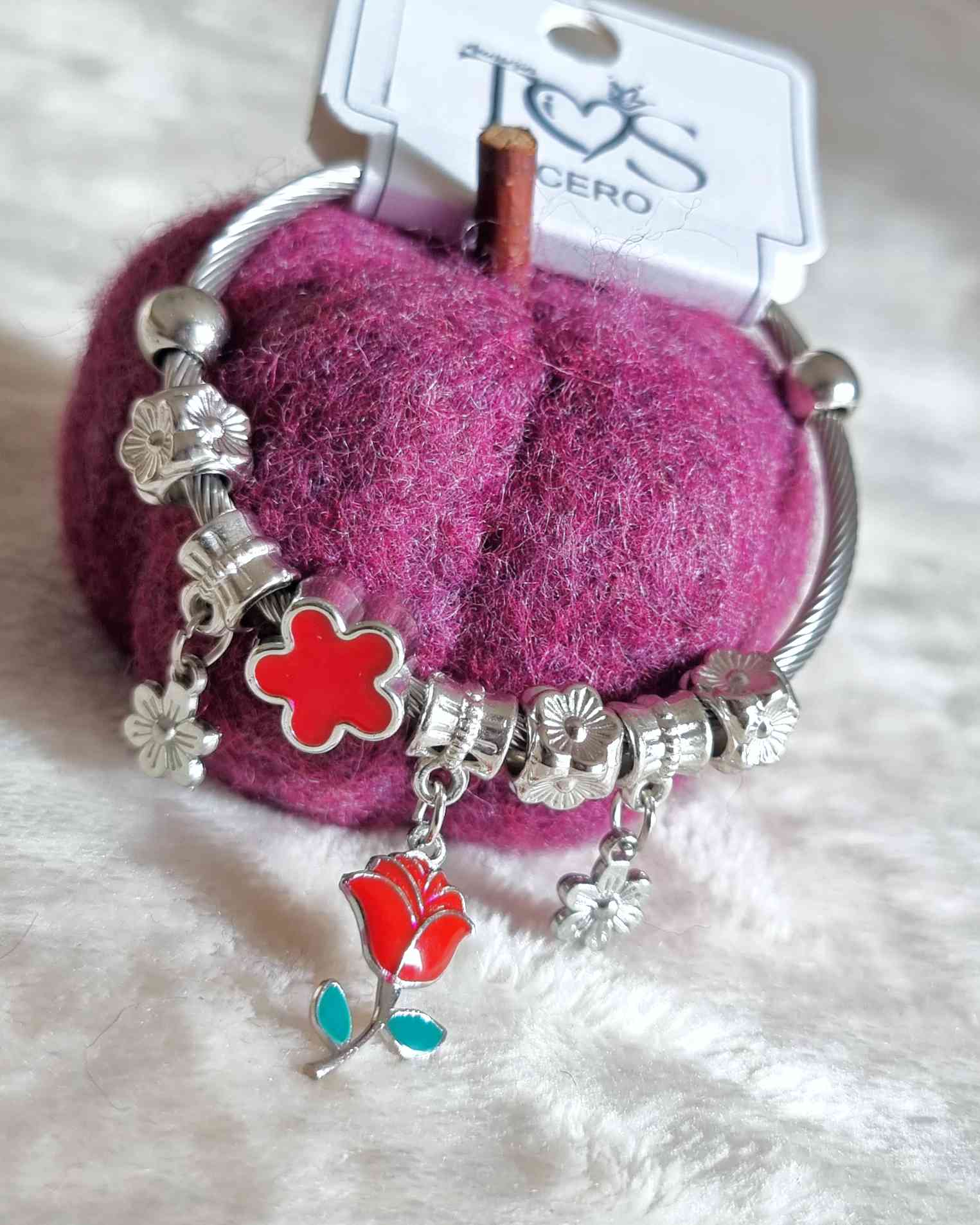 Pulsera Esencia RosesOrganiza tu look con esta preciosa Pulsera Esencia Roja, que destaca por sus tonos brillantes y sus colgantes decorativos. Diseñada para proporcionar a tu look un toque de sofisticación, tu estilo se volverá aún más único. ¡Inclina la