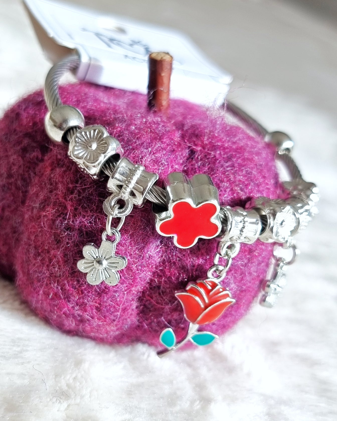 Pulsera Esencia RosesOrganiza tu look con esta preciosa Pulsera Esencia Roja, que destaca por sus tonos brillantes y sus colgantes decorativos. Diseñada para proporcionar a tu look un toque de sofisticación, tu estilo se volverá aún más único. ¡Inclina la