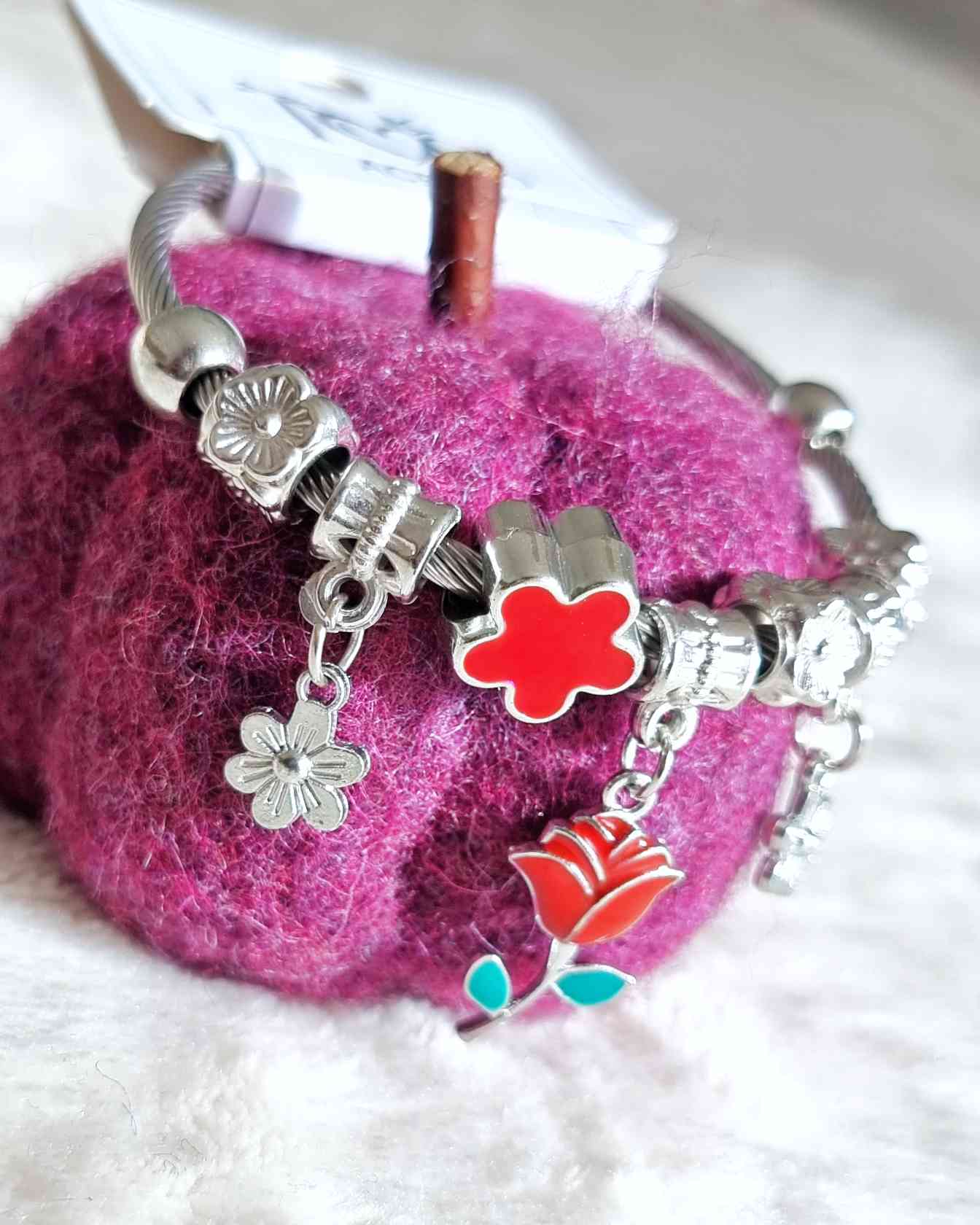 Pulsera Esencia RosesOrganiza tu look con esta preciosa Pulsera Esencia Roja, que destaca por sus tonos brillantes y sus colgantes decorativos. Diseñada para proporcionar a tu look un toque de sofisticación, tu estilo se volverá aún más único. ¡Inclina la