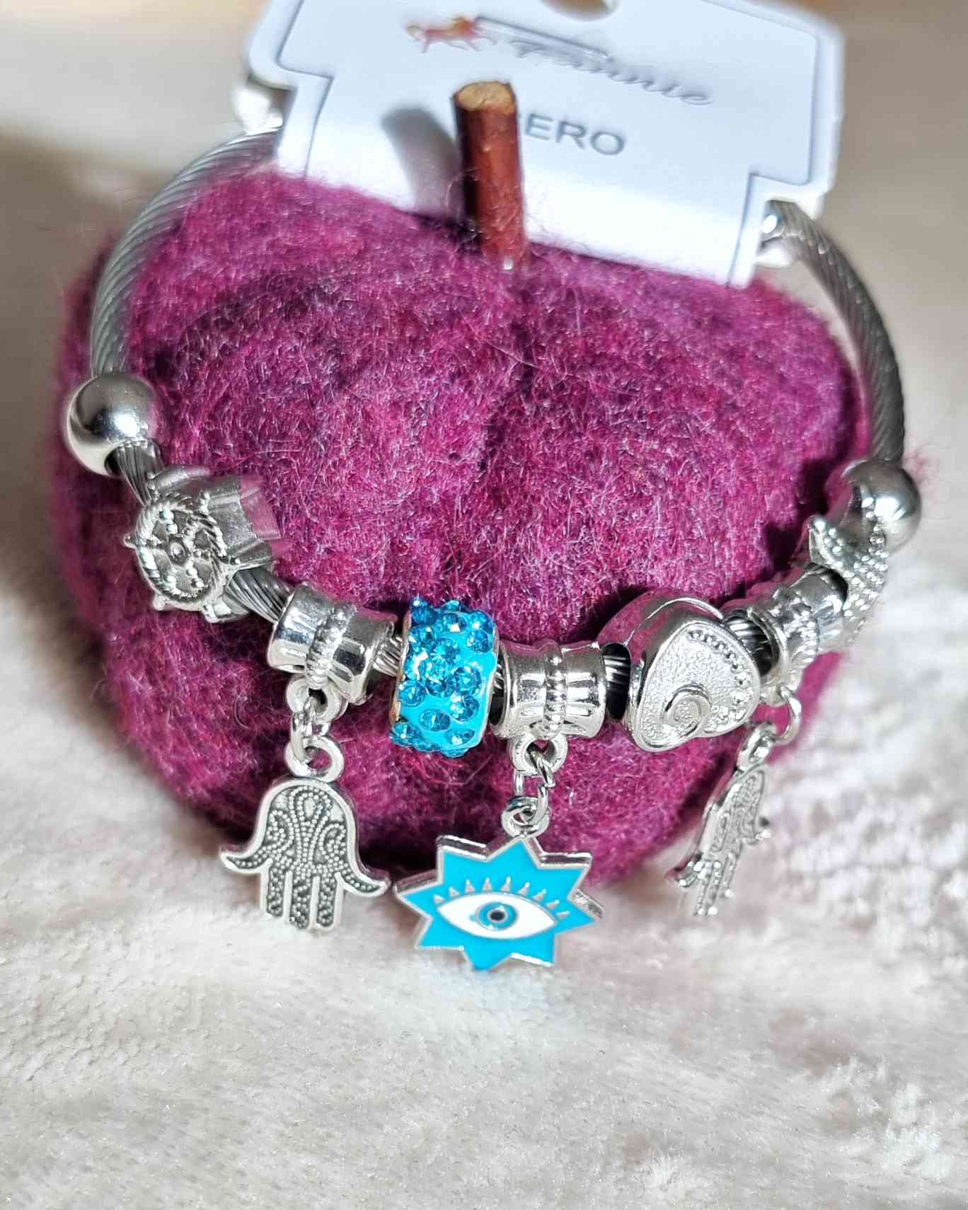 Pulsera Acero Esencia AzulOrganiza tu look con esta preciosa Pulsera Esencia Azul, que destaca por sus tonos azules brillantes y sus colgantes decorativos. Diseñada para proporcionar a tu look un toque de sofisticación, tu estilo se volverá aún más único.
