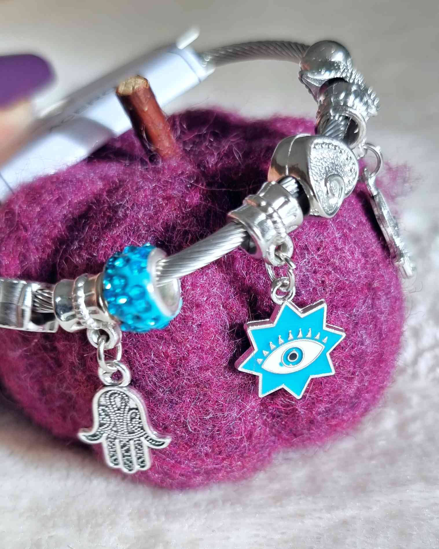 Pulsera Acero Esencia AzulOrganiza tu look con esta preciosa Pulsera Esencia Azul, que destaca por sus tonos azules brillantes y sus colgantes decorativos. Diseñada para proporcionar a tu look un toque de sofisticación, tu estilo se volverá aún más único.