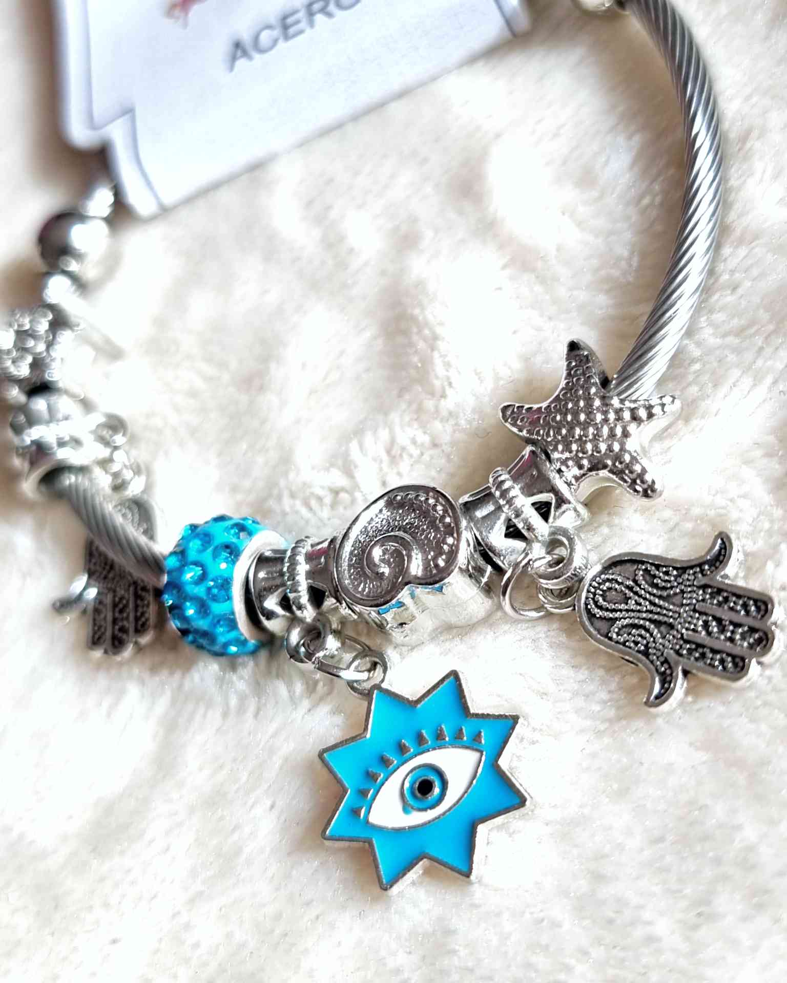 Pulsera Acero Esencia AzulOrganiza tu look con esta preciosa Pulsera Esencia Azul, que destaca por sus tonos azules brillantes y sus colgantes decorativos. Diseñada para proporcionar a tu look un toque de sofisticación, tu estilo se volverá aún más único.