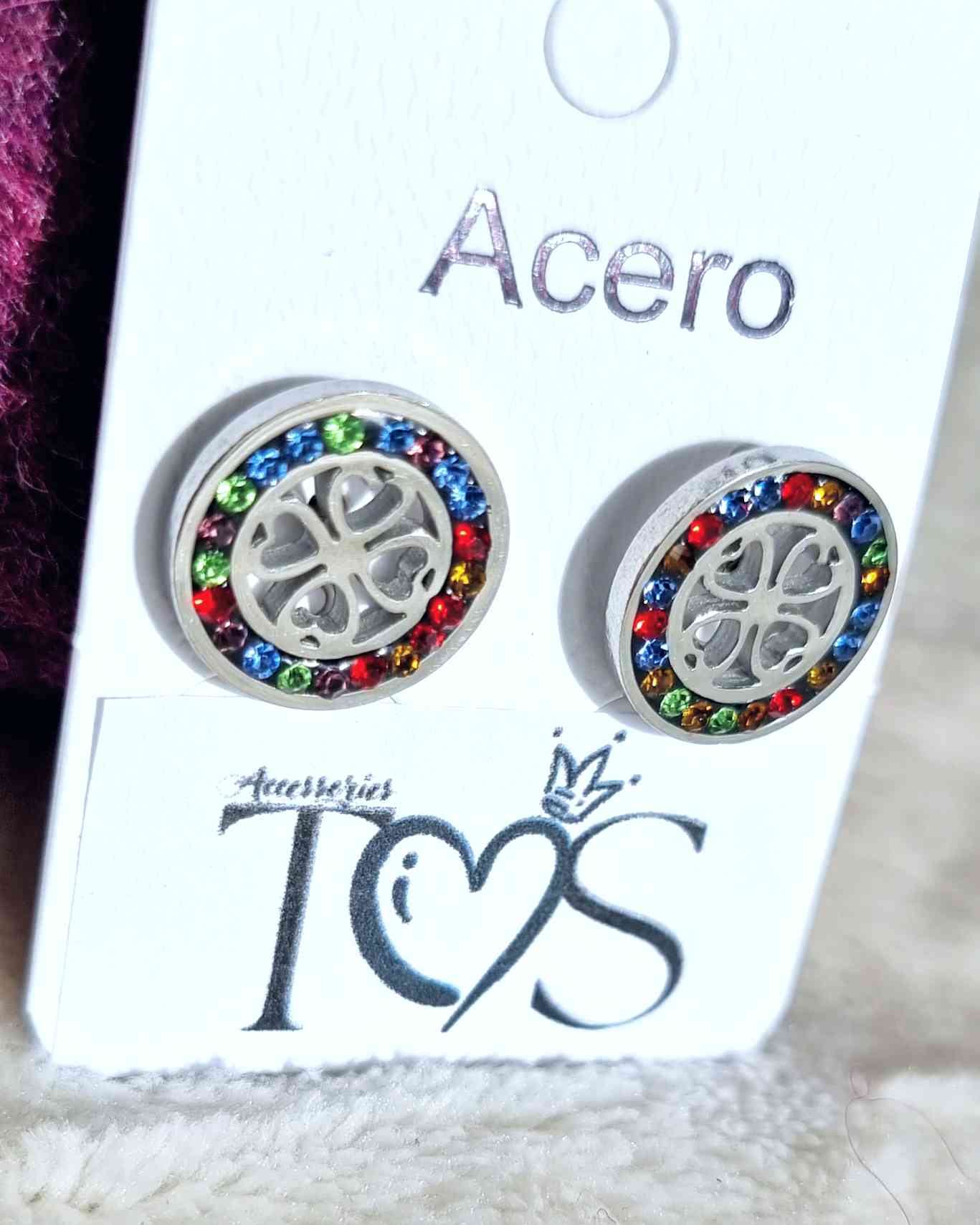 Pendientes Boton TrebolLos pendientes Boton Trebol te harán lucir radiante. Estos son delicados y llenos de un brillo intenso gracias a sus bordes decorados con brillantes de colores ¡Adorna tu look con estos bellos pendientes!. Fabricados en cero Envío: