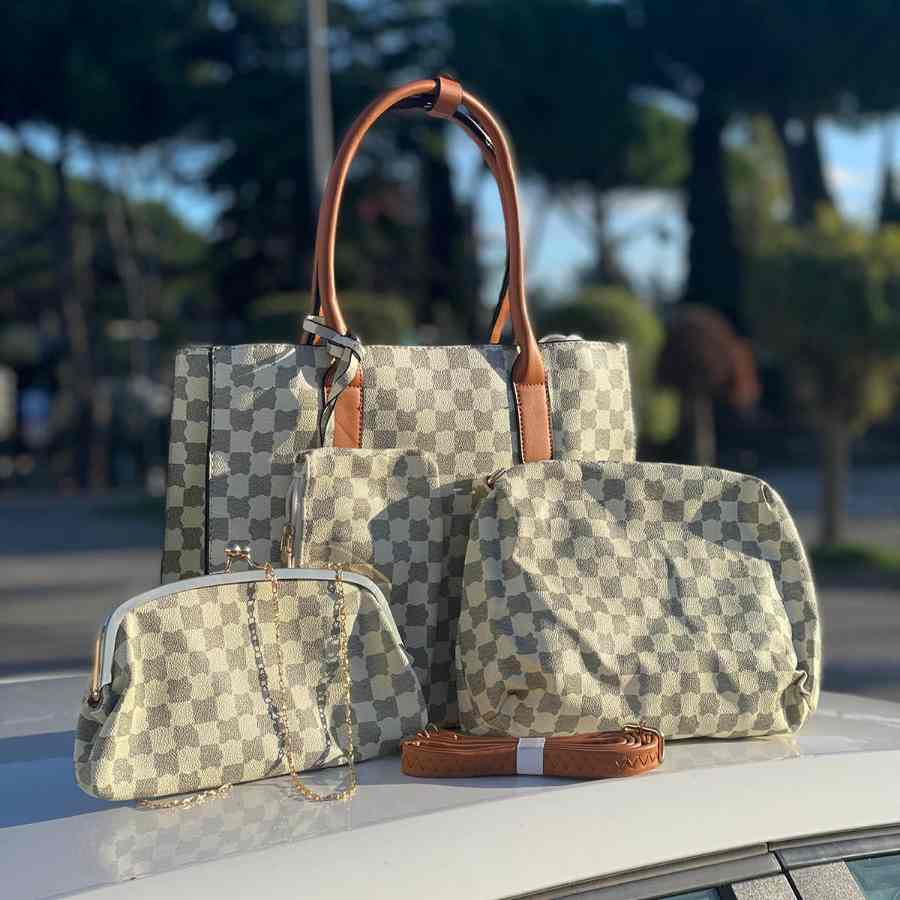 Bolso Set MonogramaBolso Monogram Nápoles Envió: Envió a Suiza 3/7 días Envió a Europa 5/9 días según país. Este set de bolsos de eco piel con diseño de lujo monograma incluye 4 bolsos: 1 bolso de mano, 1 bolso hombro pequeño, 1 bolso de hombro mediano y