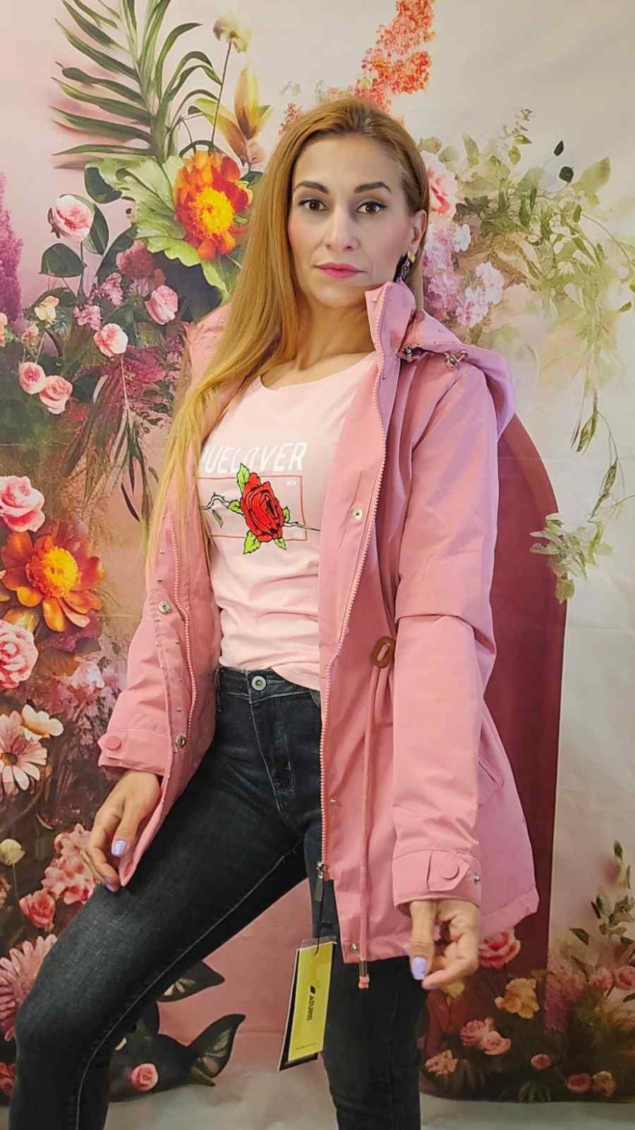 Chaqueta Rosa - Detalles SolapaChaqueta rosa: Dale a tu armario un toque de color! Estas lista para darle a tu armario un toque de feminidad y alegria? Nuestra chaqueta para mujer en color rosa es lo que estabas buscando. Es perfecta también como cortavie