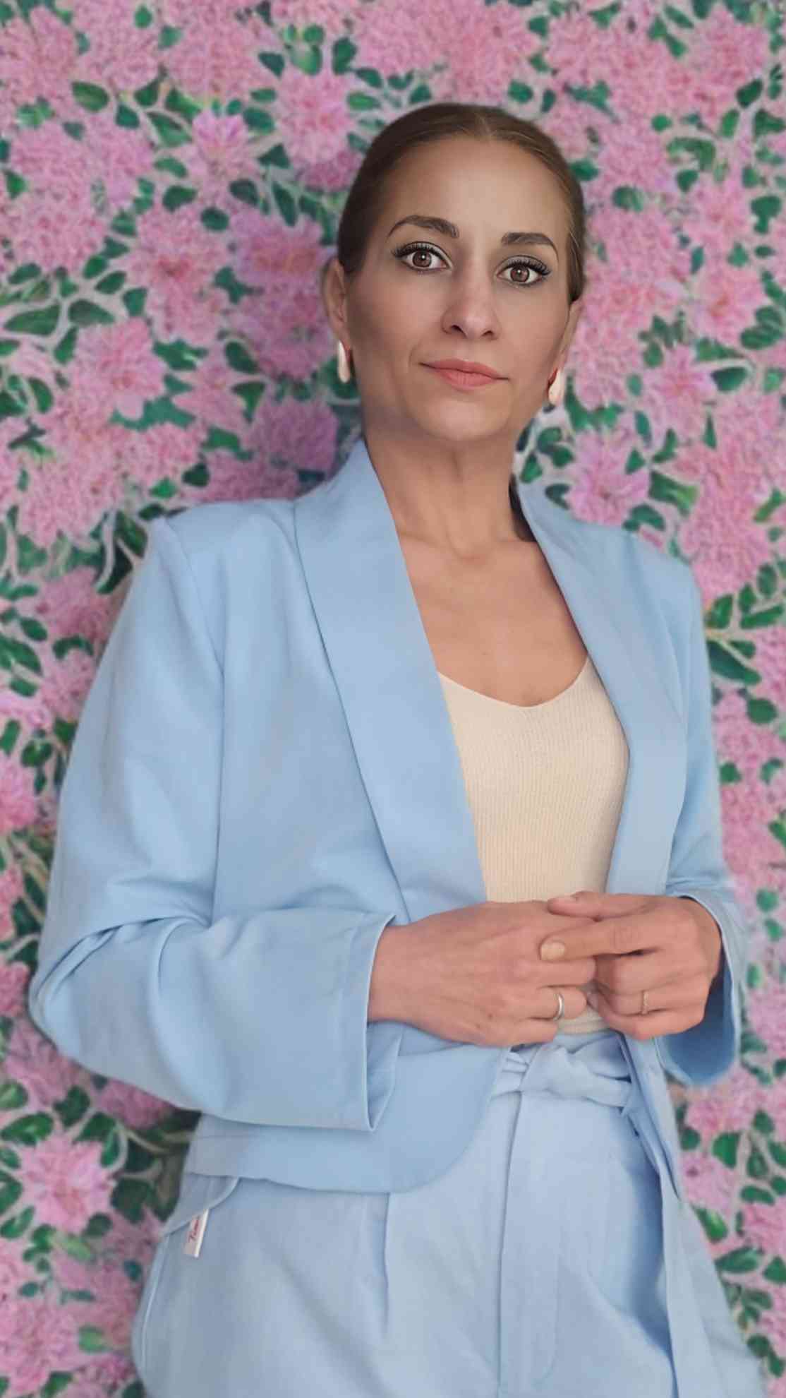 Blazer SevillaBlazer Corta Sevilla Blazer corta sin forro interior y hombreras. Tallas única S a XL Envío: Suiza 2/4 días Europa 5/9 días