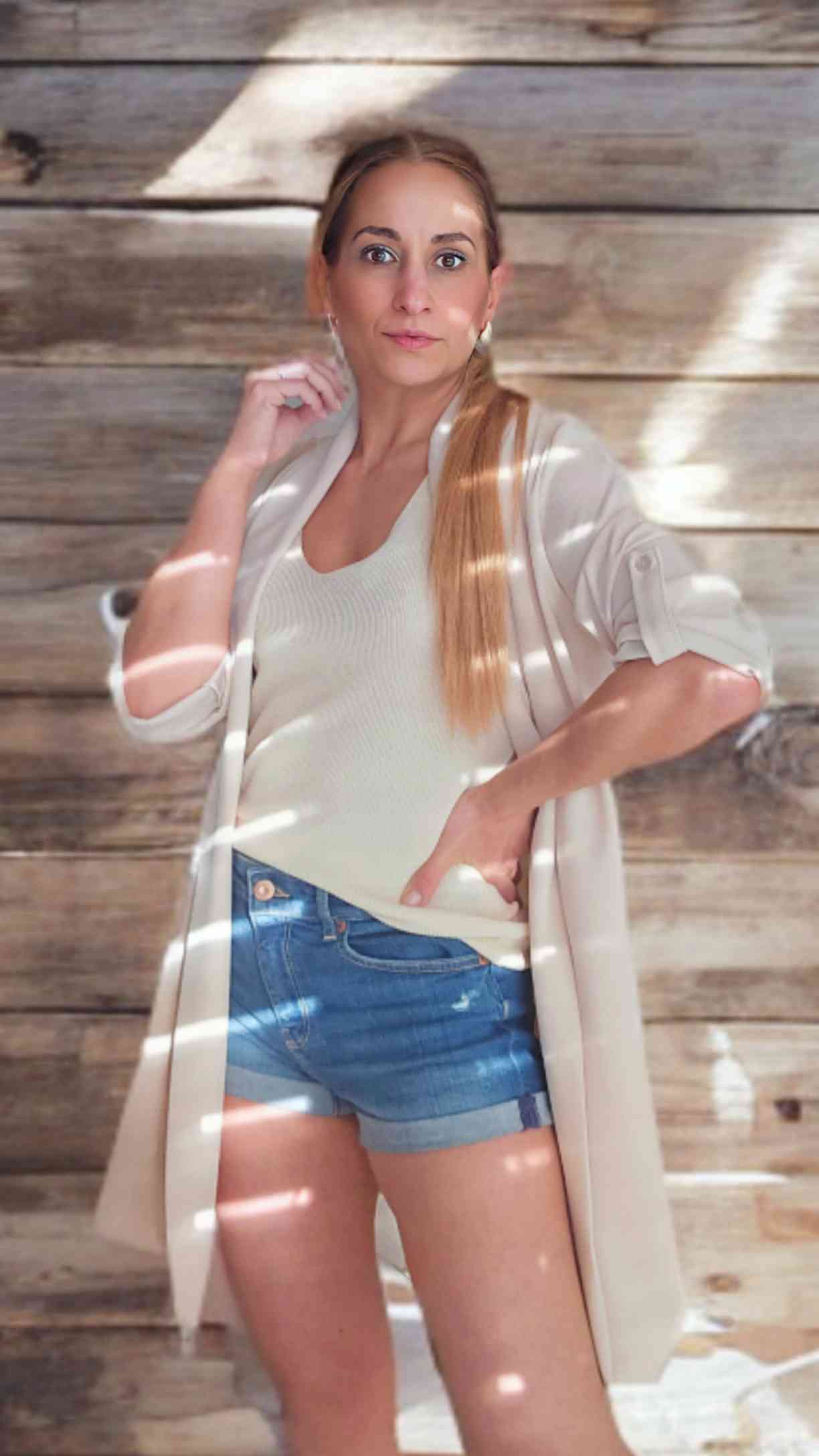 Cardigan chaqueta con cinturón TicinoChaqueta Ticino El cardigan chaqueta con cinturón Ticino es una pieza única que combina estilo y comodidad. Con su diseño de blazer relajado y cinturón incluido, podrás lucir elegante y sofisticada en cualquier ocasión