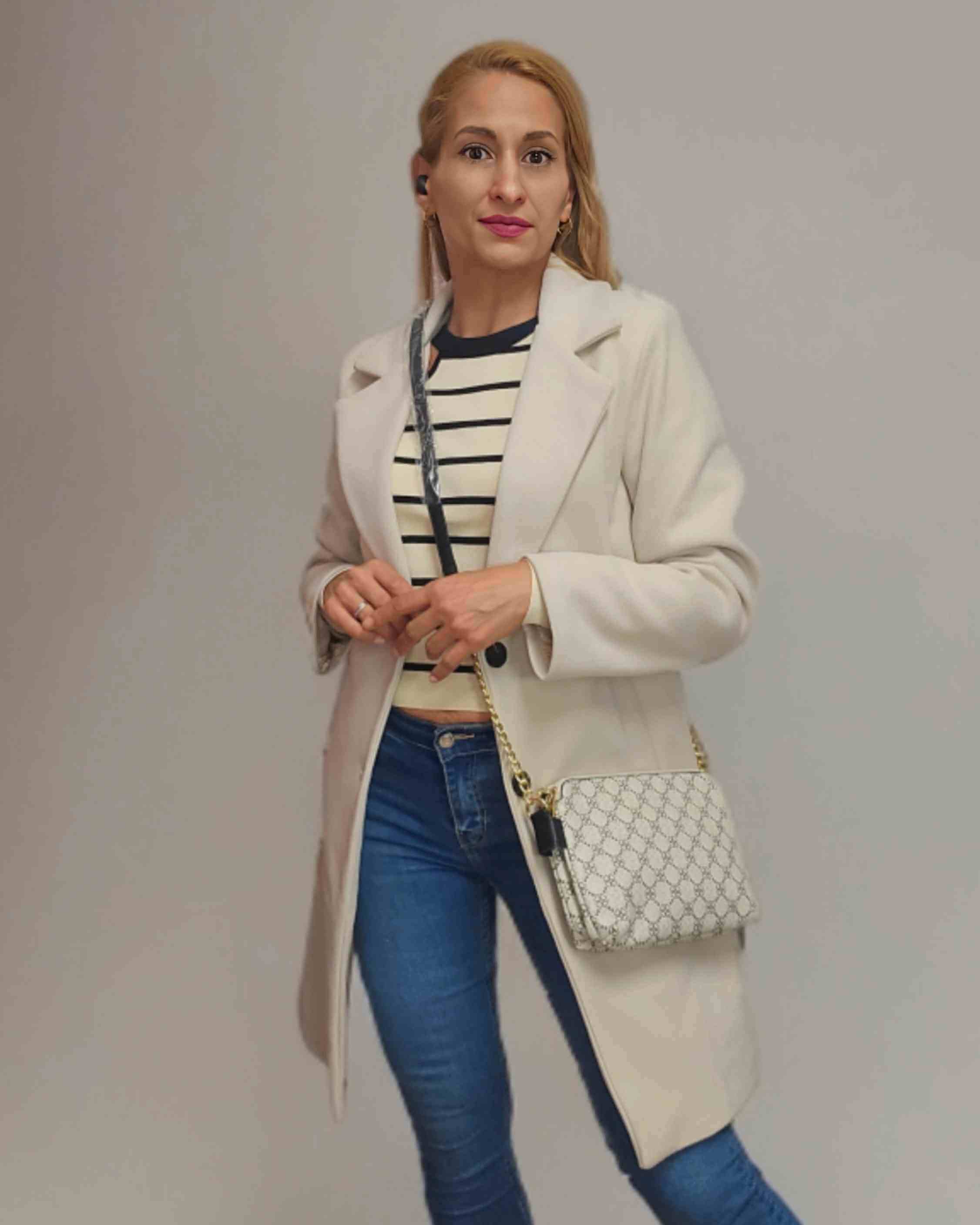 Abrigo paño cremaAbrigo Coat Clásico Crema Protégete del frio con este abrigo en confortable y cálido.Sumérgete en un estilo clásico y lujoso con nuestro abrigo de paño rojo. Con cierre de dos botones y solapa estilo blazer, este abrigo te mantendrá cómod