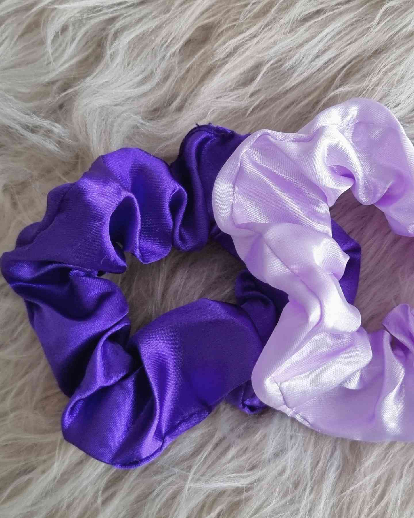 Scrunchie Satin Set 2 Morado | HandmadeColetero set en tela morado ¡Descubre el look perfecto! Nuestro Set de Scrunchies Satinados 2 Morado te permitirá mantener tu cabello elegante y deslumbrar a todos con una imagen muy femenina. Hechos a mano con tela