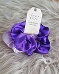 Scrunchie Satin Set 2 Morado | HandmadeColetero set en tela morado ¡Descubre el look perfecto! Nuestro Set de Scrunchies Satinados 2 Morado te permitirá mantener tu cabello elegante y deslumbrar a todos con una imagen muy femenina. Hechos a mano con tela