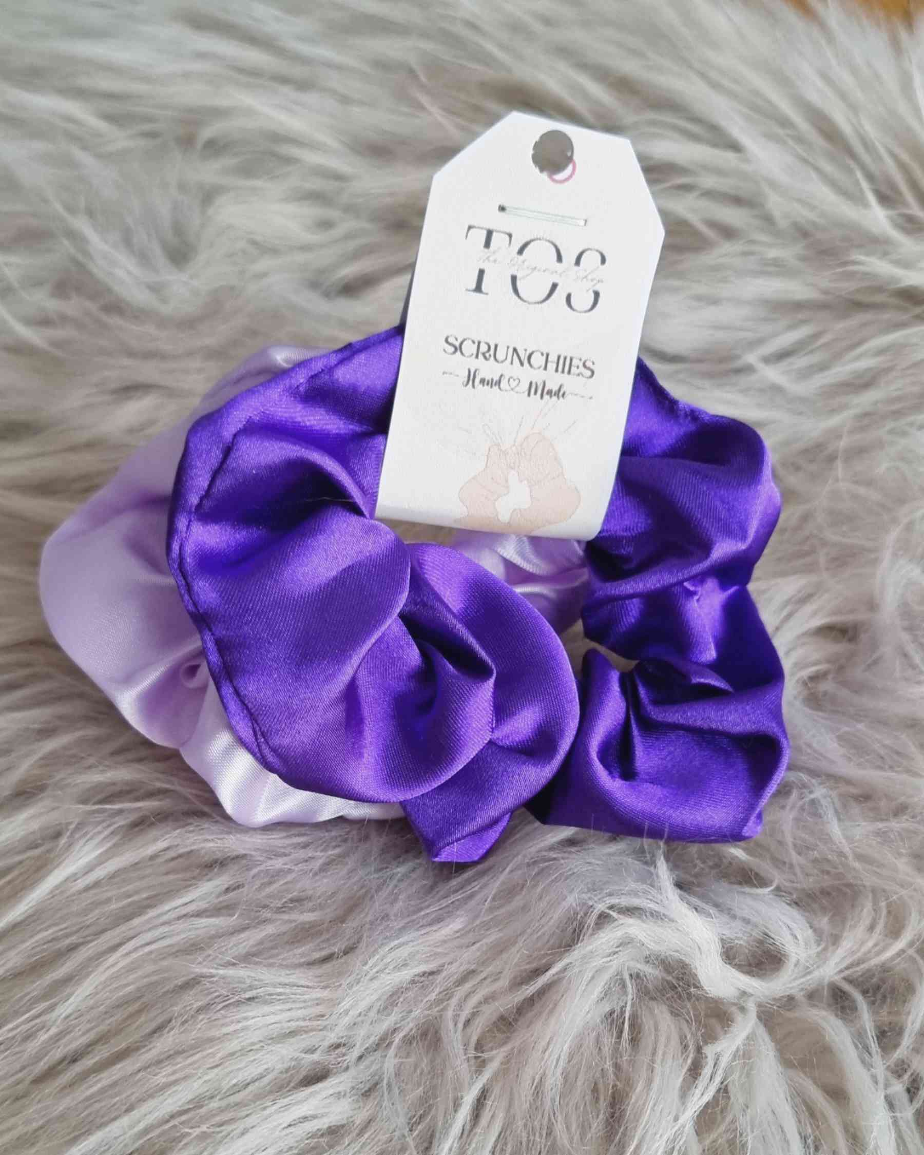 Scrunchie Satin Set 2 Morado | HandmadeColetero set en tela morado ¡Descubre el look perfecto! Nuestro Set de Scrunchies Satinados 2 Morado te permitirá mantener tu cabello elegante y deslumbrar a todos con una imagen muy femenina. Hechos a mano con tela