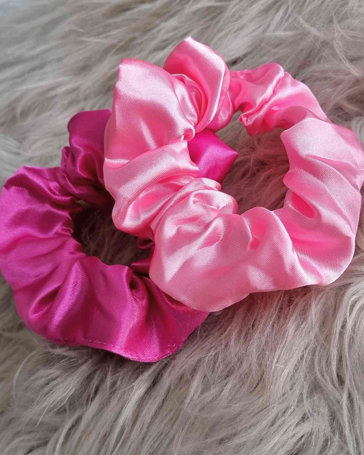 Scrunchie Satin Set Pink | HandmadeSet de gomas para el pelo en tela satinada ¡Un set de coleteros satinados para recoger tu cabello con elegancia y protección! Estas Scrunchies satinadas están disponibles en tonos rosas para agregar un toque femenino a t
