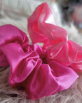 Scrunchie Satin Set Pink | HandmadeSet de gomas para el pelo en tela satinada ¡Un set de coleteros satinados para recoger tu cabello con elegancia y protección! Estas Scrunchies satinadas están disponibles en tonos rosas para agregar un toque femenino a t