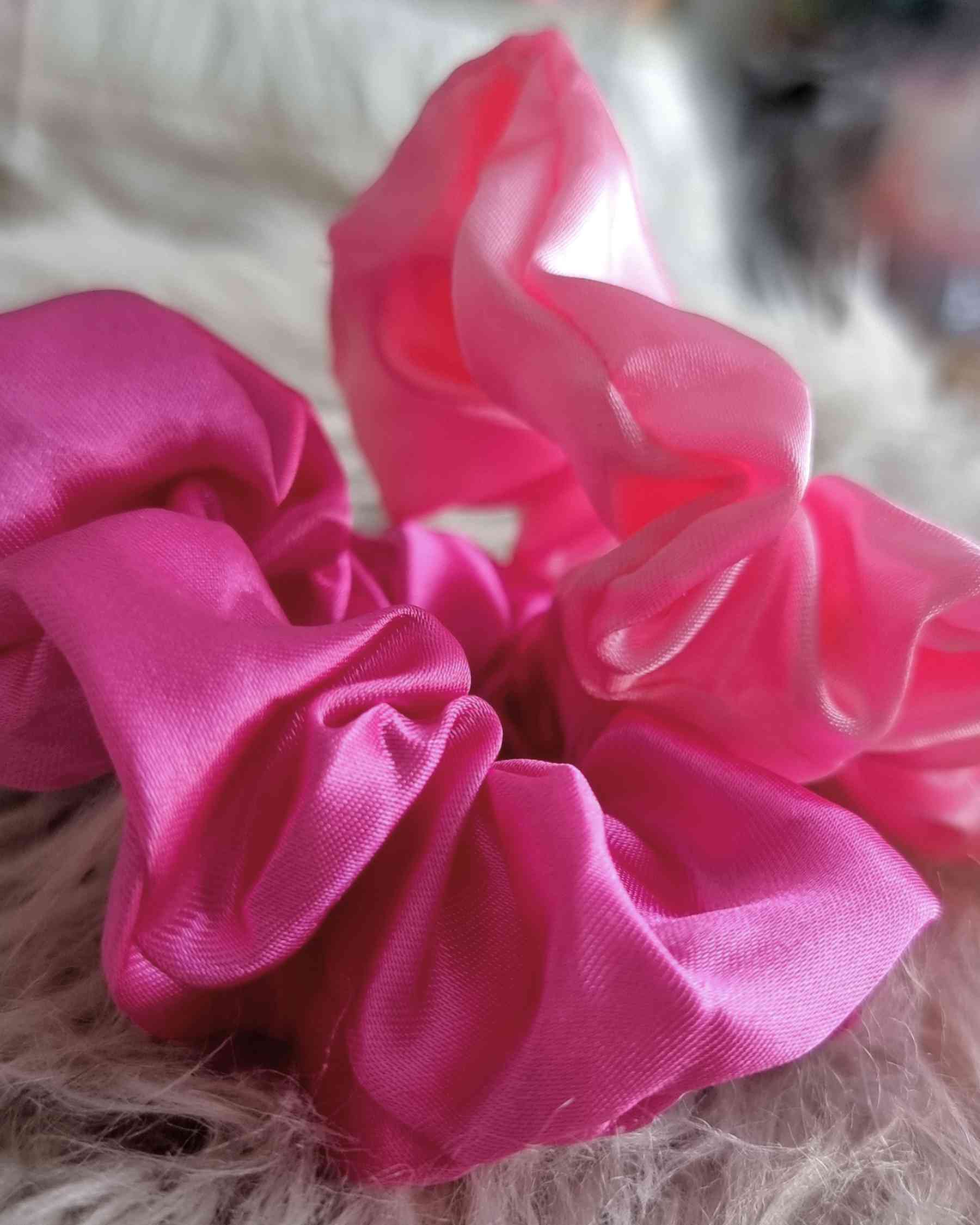 Scrunchie Satin Set Pink | HandmadeSet de gomas para el pelo en tela satinada ¡Un set de coleteros satinados para recoger tu cabello con elegancia y protección! Estas Scrunchies satinadas están disponibles en tonos rosas para agregar un toque femenino a t
