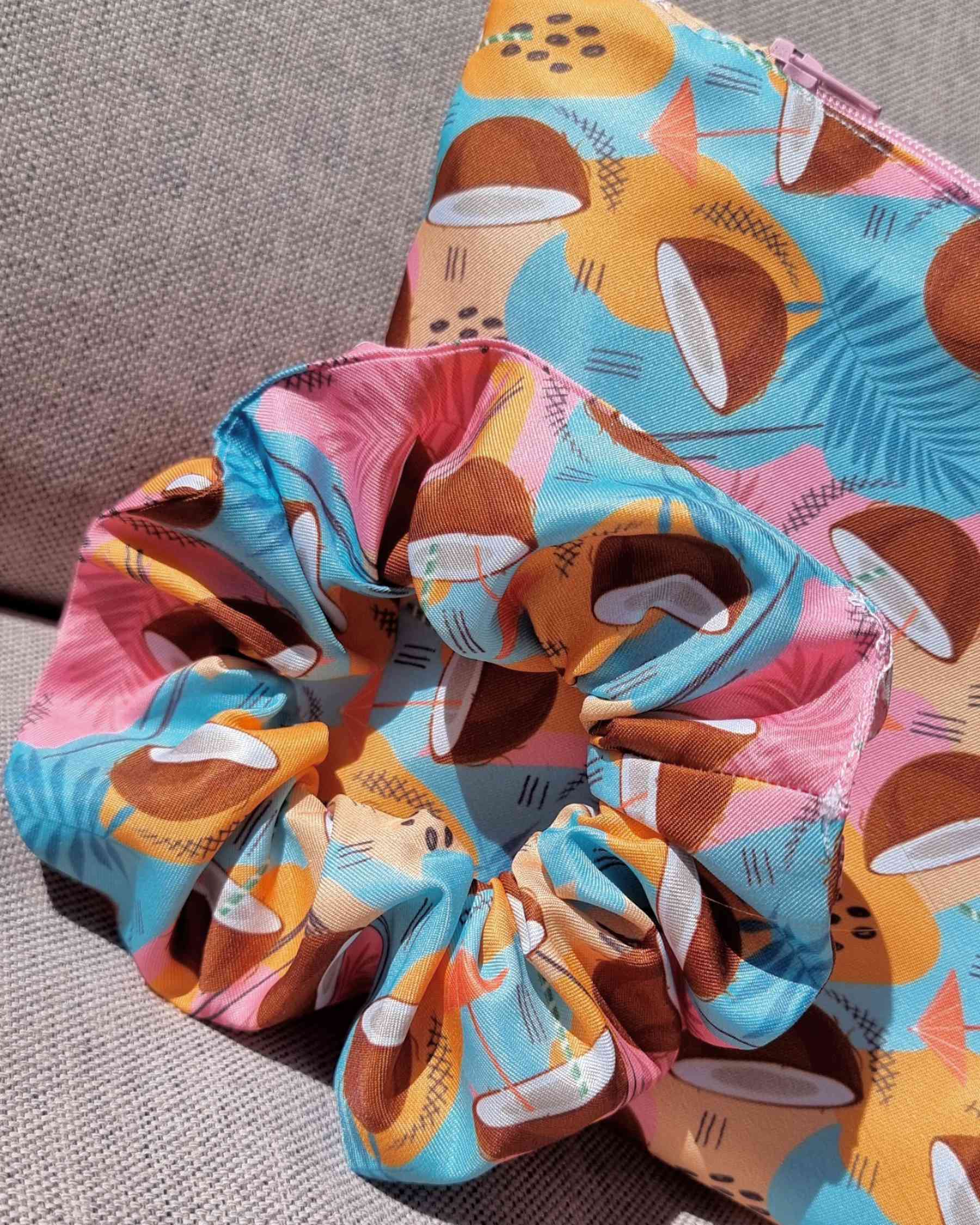 Coco Set - Scrunchie & Bolsa bikini | Hecho a manoSet bikini bag y coletero Coco Verano ¡Prepárate para disfrutar del verano con este Coco Set! Su diseño hecho a mano es único y perfecto para tu look playero . El interior cuenta con forro de PVC que brind