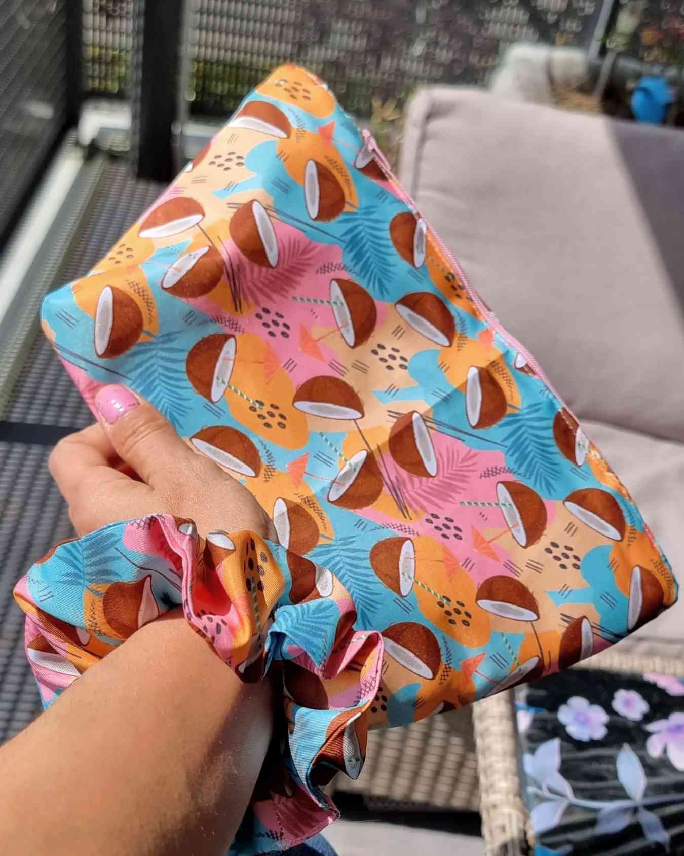 Coco Set - Scrunchie & Bolsa bikini | Hecho a manoSet bikini bag y coletero Coco Verano ¡Prepárate para disfrutar del verano con este Coco Set! Su diseño hecho a mano es único y perfecto para tu look playero . El interior cuenta con forro de PVC que brind