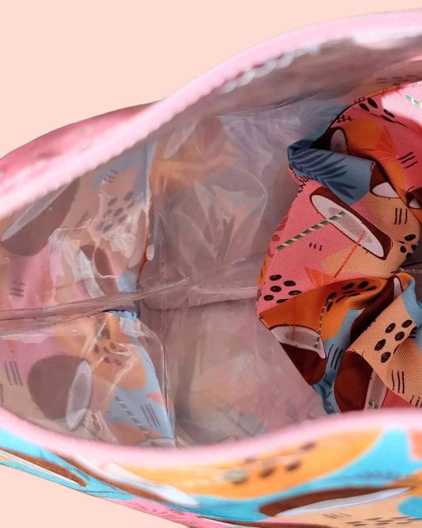 Coco Set - Scrunchie & Bolsa bikini | Hecho a manoSet bikini bag y coletero Coco Verano ¡Prepárate para disfrutar del verano con este Coco Set! Su diseño hecho a mano es único y perfecto para tu look playero . El interior cuenta con forro de PVC que brind