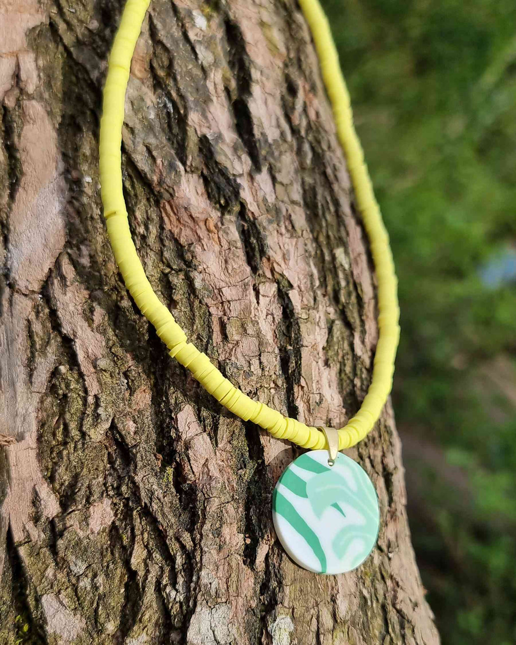 Collar NatureCollar Nature El Collar Nature le da un toque de color a tu look. Hecho de materiales resistentes, los tonos amarillos y verdes seguro que refrescarán y destacarán tu estilo. Largo aproximado 45cm+10 de cadena Envío: Suiza 2/3 días Europa 5/9