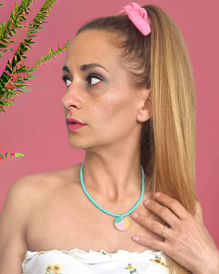 Collar DamascoCollar Damasco Atrae las energías de la nueva temporada , la naturaleza y la playa a cualquier look con el collar Damasco de diseño único. Llene su cuello de colores vivos con este dije en color rosa, azul y amarillo para obtener un look gla